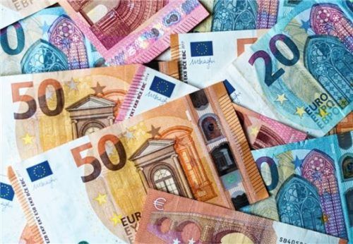 Banknoten liegen übereinander auf einem Tisch. Der Bund stellt finanzielle Corona-Hilfen für Unternehmer zur Verfügung. Foto dpa