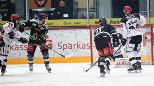 Beginn des Torreigens: Curtis Leinweber (2. von rechts) trifft zum 1:0 für die Starbulls Rosenheim.Foto Ziegler