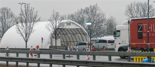 Bei den Grenzkontrollen zwischen Deutschland und Österreich bleiben für viele Pendler Fragen offen, ob sie nach der Rückreise in Quarantäne müssen oder nicht. Foto Hoffmann