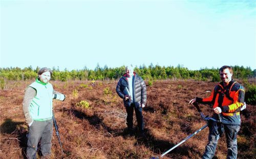 Bei der Moorbegehung: (von links) Patrick Guderitz, Gebietsbetreuer des Naturschutzgebiets „Eggstätt-Hemhofer-Seenplatte und Seeoner Seen“, Eggstätts Bürgermeister Christian Glas und Hans Mayr, Landschaftspfleger und Landwirtschaftsmeister. Foto Kirchner