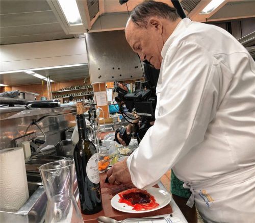 Beim Dreh zu „Kitchen Impossible“: Heinz Winkler bereitet einen Rehrücken zu. Foto Endemolshine/VOX