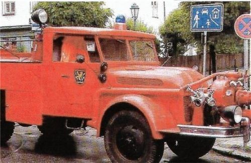Beim Festzug der Feuerwehr zur 150-Jahr-Feier wäre das erste selbstgebaute Tanklöschfahrzeug zum Bestaunen gewesen. Foto  ARchivgreiner