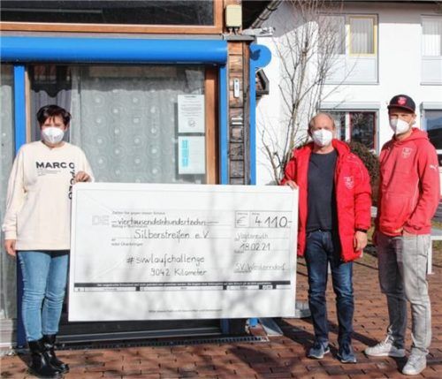 Bernhard Schwab (Mitte) und Georg Huber vom SV Westerndorf übergeben den Scheck über 4110 Euro an Sabine Kuhn, Erste Vorsitzende des Vereins „Silberstreifen“. Foto privat