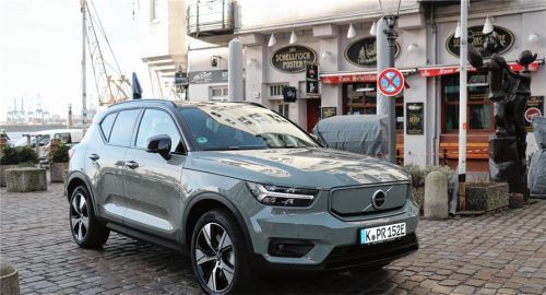Bevorzugtes Revier des Volvo XC40 Recharge ist die Stadt – hier Hamburg. Foto Sohnemann