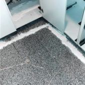 Schlange taucht in Küche ab