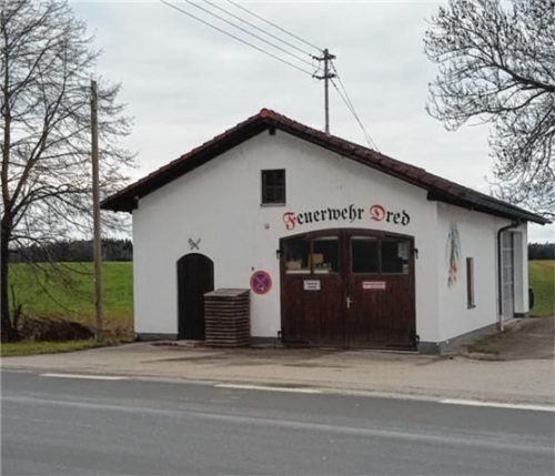 Blick auf das kleine Feuerwehrhaus.