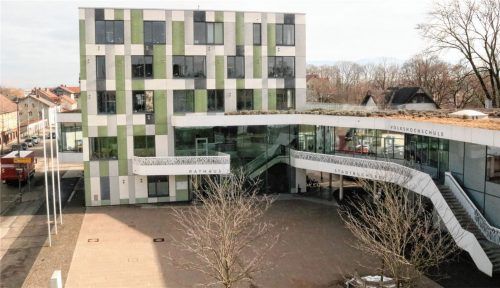 Blick vom neuen Wohn- und Geschäftshaus an der Rosenheimer Straße aus auf das fast leer stehende Rathaus Kolbermoor. Über 30 der rund 60 Mitarbeiter befinden sich derzeit im Homeoffice.“ Das funktioniere gut, so Elisabeth Kalenberg, die vor Ort die Stellung hält. Foto Riediger