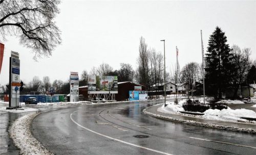 Blick von der Hasslerstraße in die Conradtystraße (links): Dort soll eine Linksabbiegespur entstehen. Foto Riediger