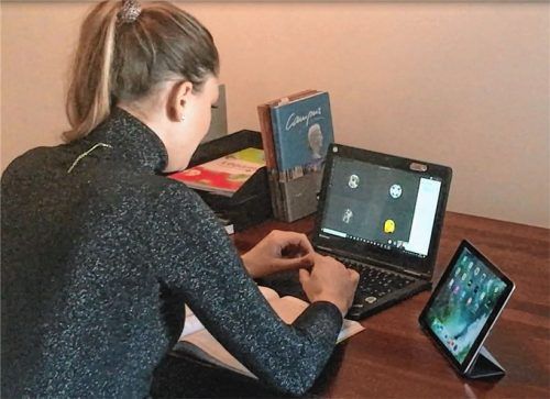 Buch auf und Laptop an:  Mit dem Glasfasernetz am Internat Schloss Neubeuern kann die Deutsch- und Lateinlehrerin Susanne Schörghuber ihre Schüler seit dem ersten Lockdown digital unterrichten.Foto Schloss Neubeuern