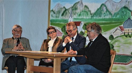 Da bleibt kein Auge trocken: Zum bunten Abend der Gemeinschaft mimen der Vorsitzende Hans Demberger (links) und sein Stellvertreter Peter Dinzenhofer (rechts) mit Reinhold Gietl und Birgit Dinzenhofer die Gäste einer Talkrunde zum Thema „Die Gravitation homöopathisch verfasimilierter Antopoloxe“. Fotos knarr