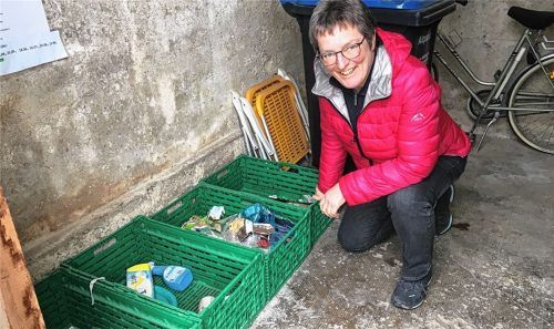 Dagmar Badura zeigt, wie es geht: Die Bewohner des Hauses an der Von-Bippen-Straße 21 – über dem Mangfalltreff – sammeln und trennen fleißig ihren Müll. Foto Weinzierl