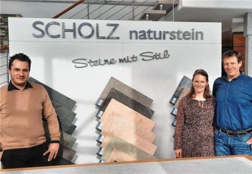 Daniel Bucheli (links), Geschäftsführer des Starbulls Rosenheim Vereins, zusammen mit Tanja und Andreas Scholz, Geschäftsführer der Naturstein Scholz GmbH.Foto Starbulls