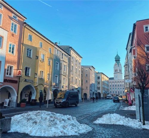 Das Leben in der Rosenheimer Innenstadt scheint still zu stehen. Dabei bieten viele Einzelhändler Möglichkeiten zur Abholung an und beraten telefonisch. Fotos Görlitz