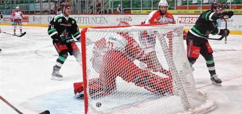 Das spielentscheidende Tor zum 3:2 gegen Regenburg durch eine feine Einzelleistung von Starbulls-Stürmer Enrico Henriquez (rechts). Foto Butzhammer
