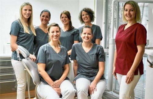 Das Team der Zahnarztpraxis RoDent mit Susanne Käufl (rechts).