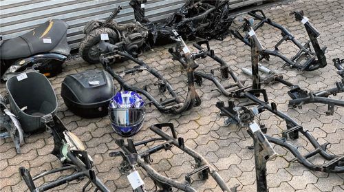 Das umfangreiche Beweismaterial: Zwei 34-jährige Rosenheimer haben in den vergangenen Monaten zahlreiche Roller entwendet. Die Polizei hat die Serie jetzt geklärt.Foto  Polizei Rosenheim