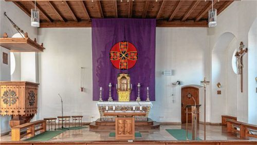 Der Altar ist mit dem Fastentuch verhüllt, die Kirche aber höchst lebendig: In der Kirche Heilige Familie in der Kastenau finden an den sechs Fastensamstagen jeweils um 19 Uhr besondere Gottesdienste statt. Foto Thomae