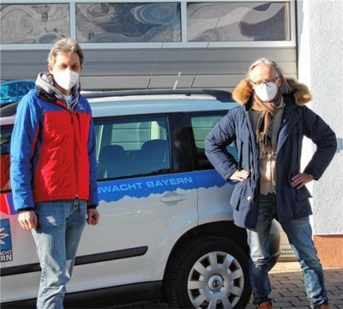 Der Bereitschaftsleiter der Bergwacht Rosenheim-Samerberg, Josef Hunger (links), freut sich über die finanzielle Unterstützung der Rotarier, überbracht von Präsident Dr. Thomas Huber.Foto re