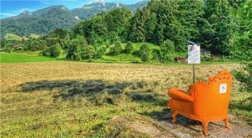 Der Grenzgängerthron in Aschau, auf der Grenze der ehemaligen Gemeinden Hohen- und Niederaschau, ist nicht zu übersehen und bietet traumhafte Ausblicke.
