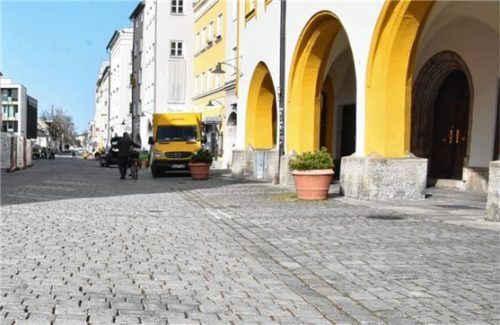 Der Plattenbelag innerhalb der Arkaden soll auf die Bereiche vor dem Gebäude ausgeweitet werden.Foto  Schlecker