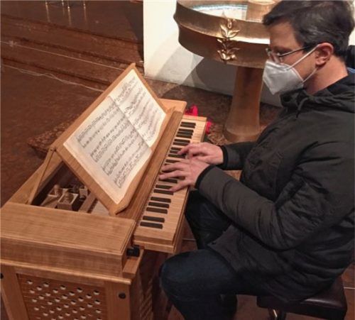 Der Rosenheimer Kirchenmusiker Michael Anderl spielt auf der neuen Truhenorgel in der Kirche Christkönig. Foto privat
