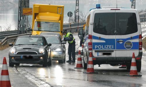 Der Verkehr von Österreich nach Deutschland läuft trotz Kontrollen – wie hier an der Staatsstraße bei Kiefersfelden – weitestgehend flüssig. Trotzdem klagen Unternehmen über Probleme bei der Einreise ihrer Mitarbeiter.Foto Hoffmann