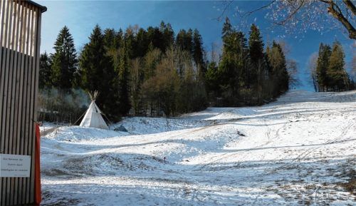 Der Wintersportverein in Kiefersfelden will mithilfe einer Schneekanone auf dem Mesnerhang bessere Trainings- und Wettkampfmöglichkeiten für Sportler schaffen. Doch der von ihm gestellte Antrag dazu wurde vom Gemeinderat abgelehnt. Foto Hoffmann