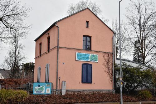 Derzeit kein Ort, an dem man seine Freunde Treffen kann: Das Rosenheimer Jugendzentrum „Jump“ in der Prinzregentenstraße. Foto Schlecker