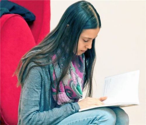 Die Abiturientin Chiara hat sich in ein französischsprachiges Buch vertieft.