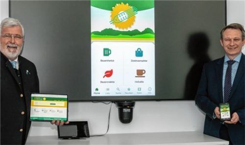 Die App „Frisch vom Hof“ funktioniert auf dem Smartphone wie auf dem Tablet. Die Väter dieser „Immer mit dabei Liste“ aller regionaler Direktvermarkter sind Sebastian Friesinger von der RegRo (links) und Christian Bürger von den Volks- und Raiffeisenbanken.