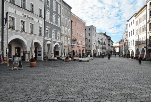Die Corona-Pandemie hat die Rosenheimer Innenstadt leer gefegt. Darunter leiden viele Einzelhändler und Gastronomen. Fotos Schlecker/privat