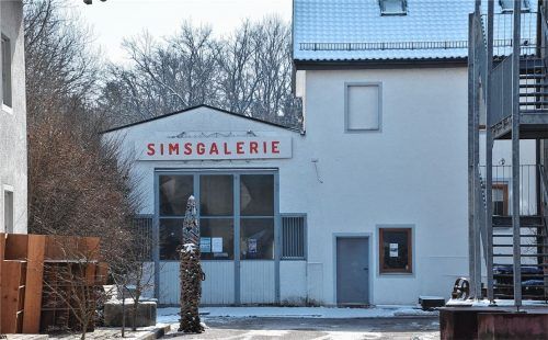 Die ehemalige Lackierhalle in Landlmühle, im Herbst kurzzeitig Galerie, soll zur Gewürzmanufaktur mit Verkauf werden. Foto Schlecker