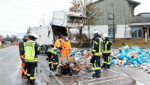 Die Feuerwehr Stephanskirchen war eineinhalb Stunden damit beschäftigt, den Brand zu löschen und den Müll zu beseitigen. Foto Reisner