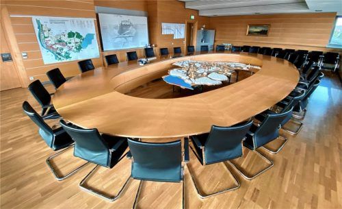 Die große Runde im Stephanskirchener Gemeinderat gab es so vor knapp einem Jahr das letzte Mal. Die Arbeit wird in den Ausschüssen gemacht. Ohne die fraktionslosen Friedrich Kreutz (AfD, kleines Bild links) und Christian Helget (FW, kleines Bild rechts), die deswegen eine Ausschussgemeinschaft gründen wollten.Fotos re
