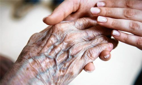 Die Hand eines Menschen zu halten, ist für Pflegebedürftige eine wichtige Form menschlicher Zuneigung. Was die Pflegeberatung betrifft, soll künftig ein Pflegestützpunkt Betroffenen und deren Familien weiterhelfen.Foto dpa