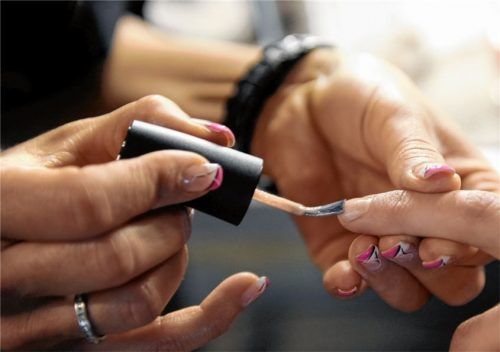Die kosmetische Nagelpflege zählt zu den körpernahen Dienstleistungen: Die Studios mussten schließen. Foto DPA