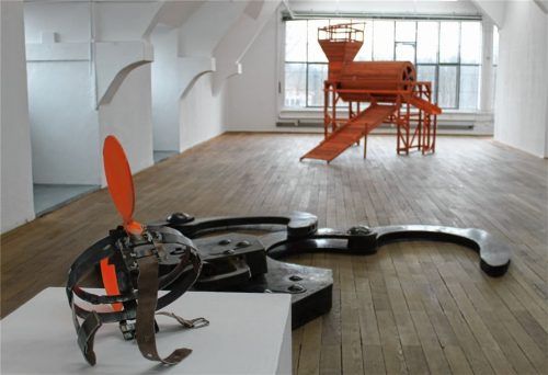 Die Krise der Kunstwelt während des Lockdowns: Diese bringt Bildhauer Guido Weggenmann mit seinem Werk „Digging for Gold“ (im Hintergrund) zum Ausdruck. Fotos Seeberg