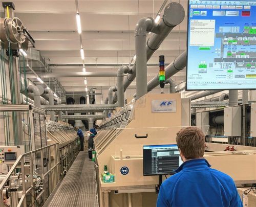 Die moderne, computergesteuerte Bandgalvanik in Mühldorf macht ODU nicht nur in Corona-Zeiten von Dienstleistern unabhängig. Mit ihr kann das Unternehmen auch den hohen Qualitätsanspruch an sich selbst erfüllen. Fotos ODU