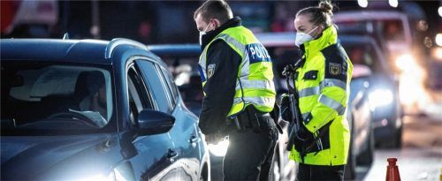 Die neuen Regeln für Tiroler, die nach Bayern möchten, bringen das ein oder andere Paar ungewollt auseinander. Foto dpa