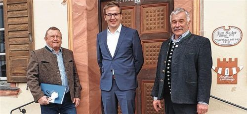 Die neuen Träger der Bürgermedaille: Thomas Schwitteck (CSU), Bürgermeister Christoph Schneider (Unabhängige Neu- beurer) und Johann Schmid (CSU).Foto Riedl