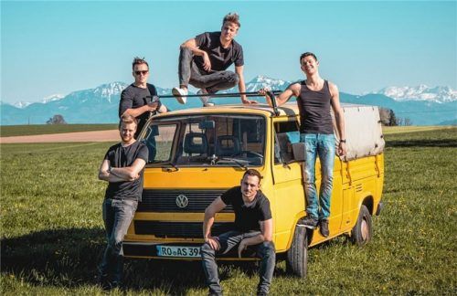 Die Rosenheimer Band „Kaffkiez“ mit (von oben im Uhrzeigersinn) Johannes Gottwald, Niklas Mayer, Johannes Eisner, Florian Weinberger und Benedikt Vodermaier veröffentlichten ihr neues Lied „Matilda“. Foto Kaffkiez