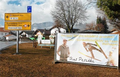 Dieses Glückwunsch-Plakat für Pius Paschke steht am Autobahnzubringer zur Inntalautobahn A 93, kurz vor der Auffahrt zur Staatsstraße 2089 in Richtung Oberaudorf oder Kufstein. Foto Hoffmann