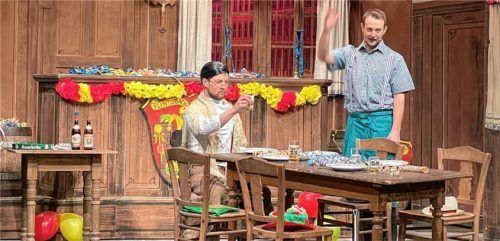 „Dinner for one“: Karl Denk als Miss Sofie und Martin Wons als ihr Butler Schorsche. Foto Faschingsgesellschaft Flintsbach-Fischbach