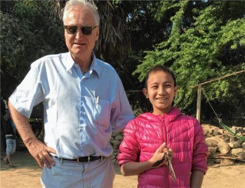 Dokumentarfilmer Detlev Neufert mit seinem Hauptdarsteller, den 13-jährigen Goura Moe.Foto privat
