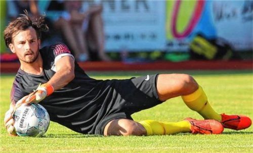 Dominic Zmugg parierte Großchancen im Minutentakt und hielt Wasserburg im Spiel. Foto Fehrmann