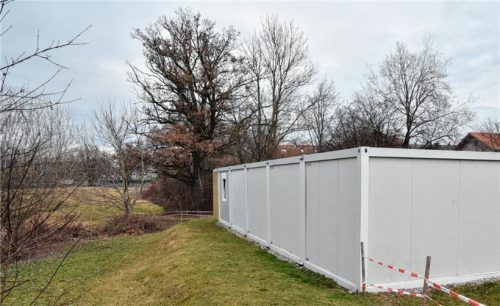 Dort, wo sich im Moment noch eine Containeranlage befindet, soll ein dreigruppiges Kinderhaus errichtet werden. Foto Schlecker