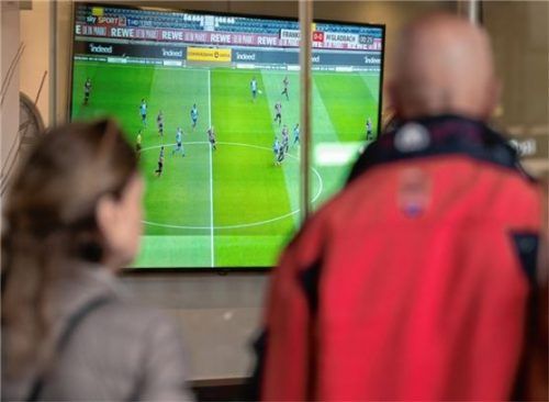 Ein Fußballspiel wird auf einem TV-Gerät in einem Wettbüro gezeigt. Foto dpa