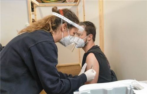 Ein kurzer Piks, das war‘s: Notfallsanitäter Florentin Wekerle erhält seine zweite Dosis von einer Mitarbeiterin des Impfzentrums.
