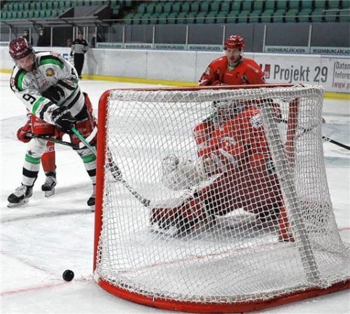 Eine der Chancen in der Schlussphase, aber der Puck trudelt am Regensburger Gehäuse vorbei.