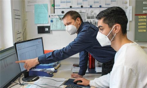 Emirhan Caner (rechts) hat als einer von wenigen einen Praktikumsplatz bekommen. Gerade erklärt ihm der technische Leiter der Firma Bensegger, Jörg Zepke, was ihn im Berufsleben an Aufgaben erwartet. Foto Seeberg